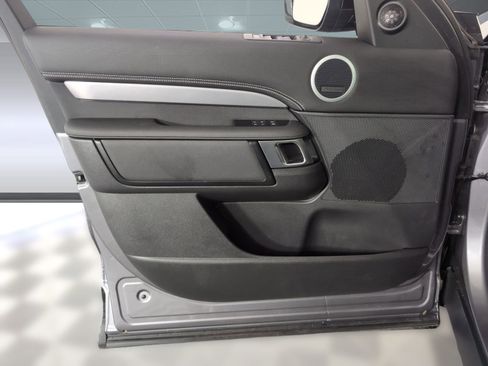 Certified 2025 Land Rover Discovery Dynamic SE image 17