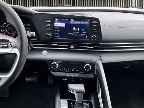 Used 2023 Hyundai Elantra SEL image 6