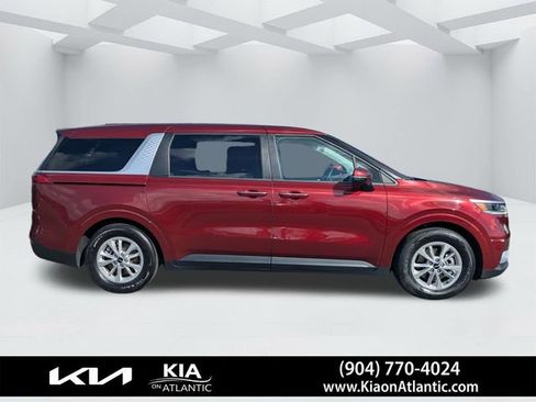 Used 2024 Kia Carnival LX FWD image 2