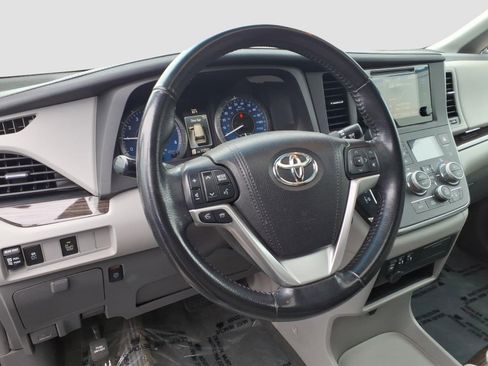 Used 2016 Toyota Sienna XLE FWD image 12