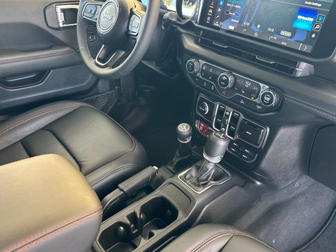 Used 2026 Jeep Wrangler Unlimited Rubicon w/ Steel Bumper Group image 15