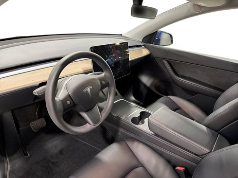 Certified 2022 Tesla Model Y Long Range AWD/4WD image 9