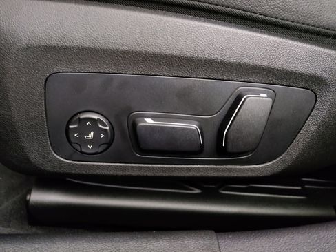 Used 2025 BMW 330i Sedan w/ M Sport Package image 13