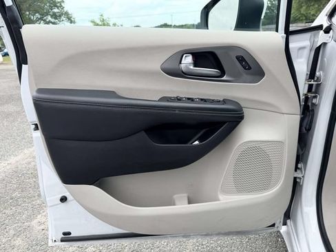 Used 2023 Chrysler Pacifica Touring-L FWD image 14