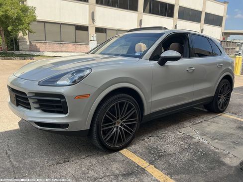 Used 2023 Porsche Cayenne AWD/4WD image 4