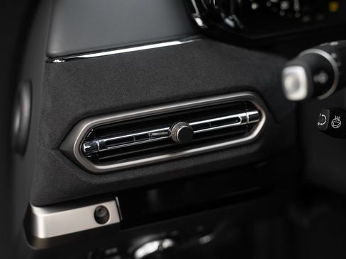 Used 2025 Aston Martin V8 Vantage Coupe image 33