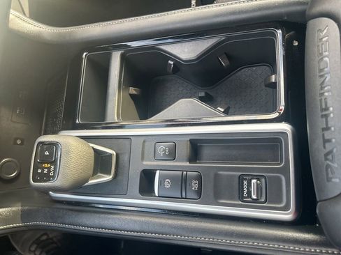 Certified 2025 Nissan Pathfinder SL FWD image 17