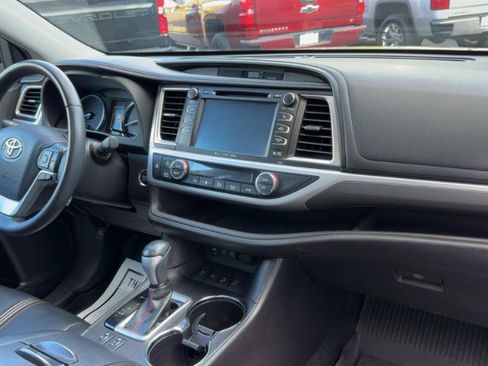 Used 2019 Toyota Highlander SE AWD/4WD image 19
