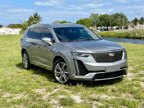 Used 2025 Cadillac XT6 Premium Luxury w/ Technology Package image 3