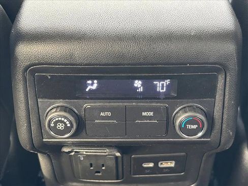 Used 2023 GMC Acadia SLT image 17