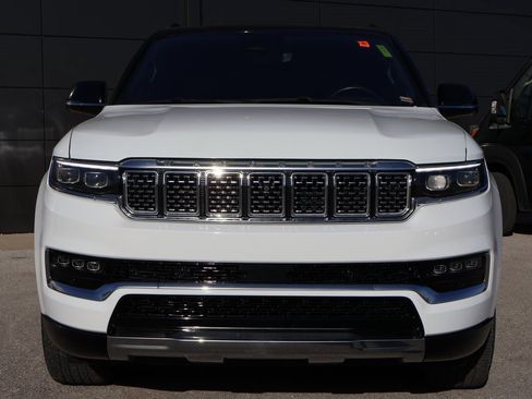 Used 2023 Jeep Grand Wagoneer Base image 7