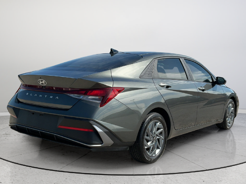 Used 2024 Hyundai Elantra SEL FWD image 6