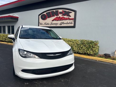 Used 2023 Chrysler Voyager LX image 2