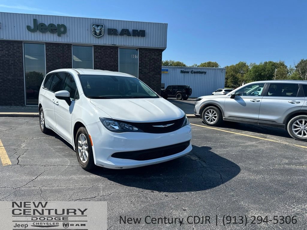 Used 2022 Chrysler Voyager LX FWD image 2