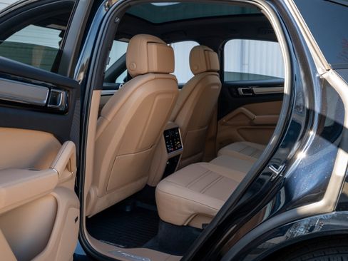 Certified 2023 Porsche Cayenne Platinum Edition image 34
