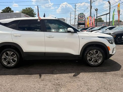 Used 2024 Kia Seltos LX AWD/4WD image 11