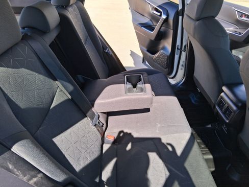 Used 2021 Toyota RAV4 XLE AWD/4WD image 21