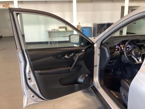 Used 2019 Nissan Rogue SL w/ Premium Package image 10