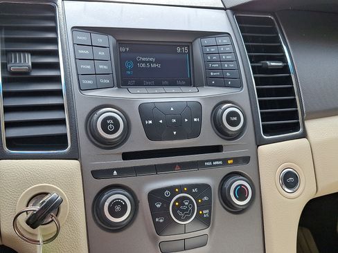 Certified 2017 Ford Taurus SE FWD image 23