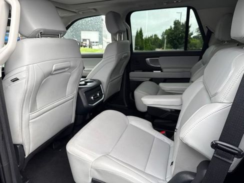 Used 2025 Ford Expedition Platinum w/ Driver's Package AWD/4WD image 27
