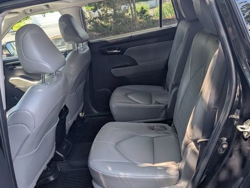 Used 2023 Toyota Highlander XLE AWD/4WD image 16
