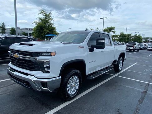 Used 2025 Chevrolet Silverado 2500 LT AWD/4WD image 3
