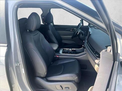 Used 2025 Kia Carnival EX FWD image 9