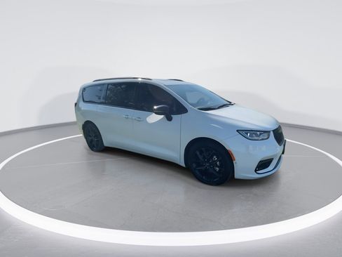 Used 2024 Chrysler Pacifica Touring-L w/ S Appearance Package image 25