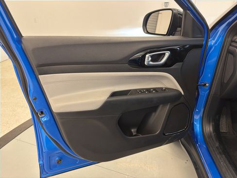 Used 2024 Jeep Compass Limited image 29