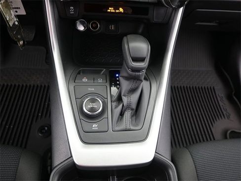 Used 2025 Toyota RAV4 LE image 8