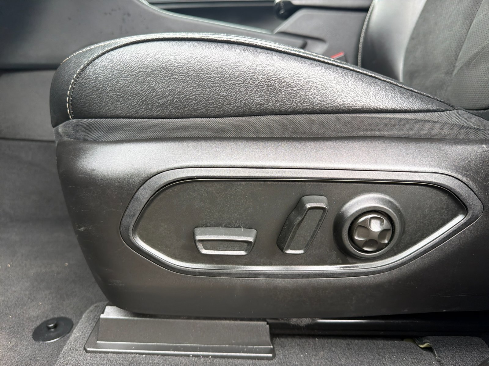 Used 2023 Jeep Grand Cherokee L Laredo AWD/4WD image 13