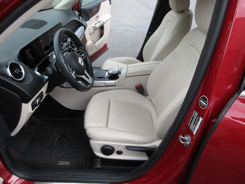 Used 2022 Mercedes-Benz GLB 250 4MATIC image 9