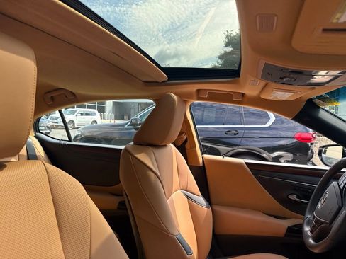 Used 2024 Lexus ES 350 w/ Premium Package FWD image 10