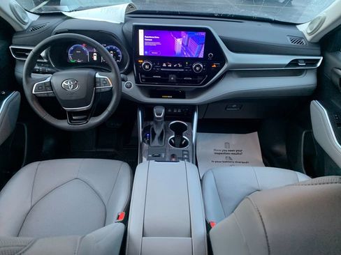 Used 2024 Toyota Highlander Platinum image 17