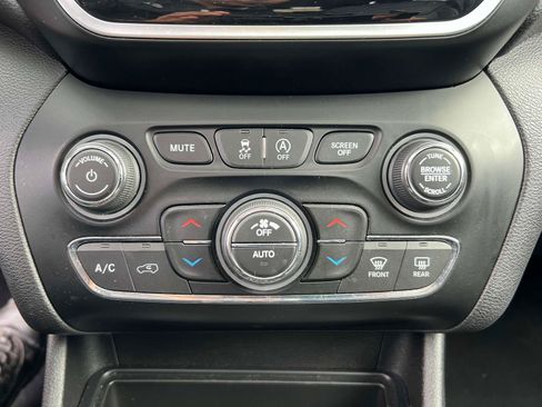 Used 2019 Jeep Cherokee Limited AWD/4WD image 29