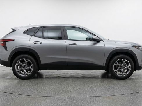 Used 2025 Chevrolet Trax LT image 11