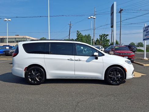 Certified 2023 Chrysler Pacifica Touring-L w/ S Appearance Package AWD/4WD image 8