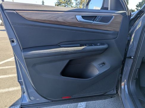 Used 2025 Volkswagen Atlas SE w/ Panoramic Sunroof Package image 10