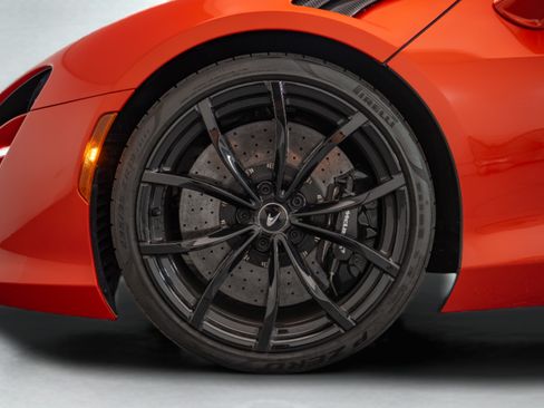 Used 2023 McLaren Artura RWD image 17