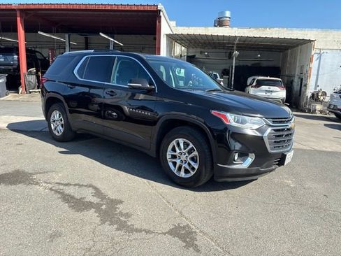 Used 2018 Chevrolet Traverse LT FWD image 2