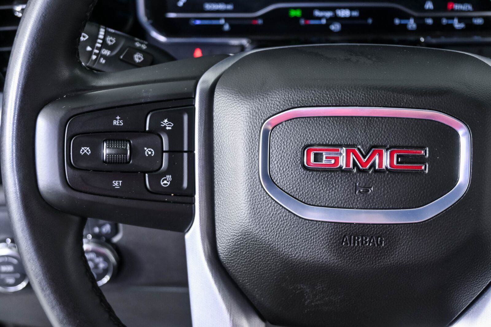 Used 2025 GMC Sierra 1500 SLT RWD image 9