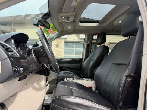 Used 2012 Chrysler Town & Country Touring-L w/ Premium Group image 11