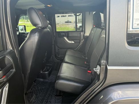 Used 2018 Jeep Wrangler Unlimited Sahara AWD/4WD image 29
