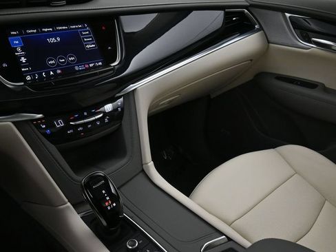 Certified 2024 Cadillac XT6 Premium Luxury FWD image 8