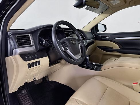 Certified 2017 Toyota Highlander XLE AWD/4WD image 9