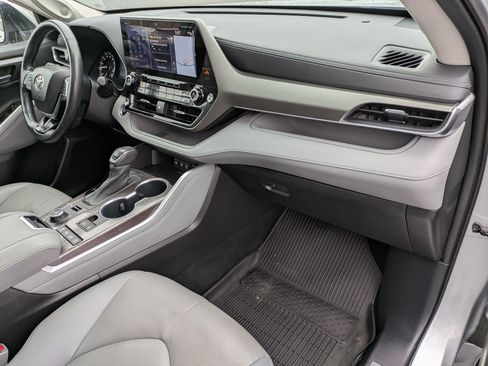 Used 2021 Toyota Highlander Limited image 25