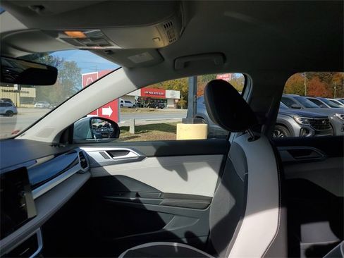 Certified 2025 Volkswagen Taos SE image 17