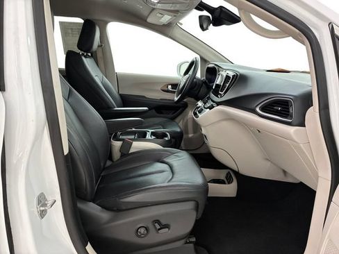 Used 2018 Chrysler Pacifica Touring-L w/ Advanced Safetytec Group FWD image 14