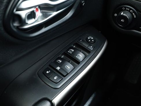 Used 2019 Jeep Cherokee Limited FWD image 20