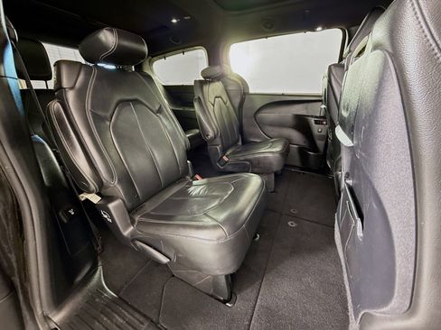 Used 2019 Chrysler Pacifica Touring-L Plus w/ Advanced Safetytec Group image 28